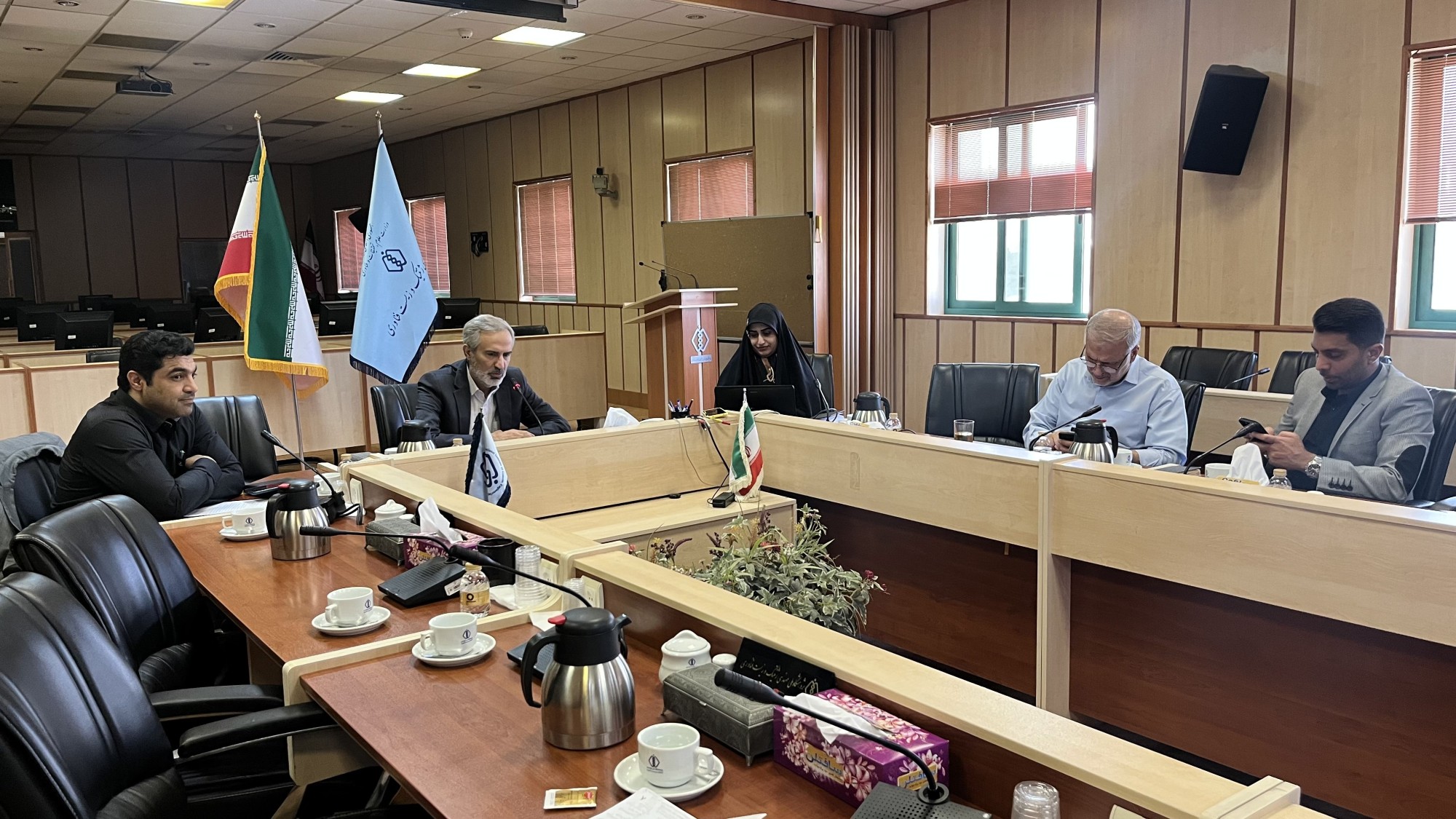 جلسه هیئت مدیره انجمن ژنتیک ایران جهت بررسی و تعیین افراد مسئول برای راه‌اندازی شاخه‌های تخصصی